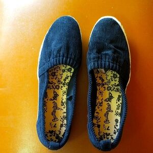 Vintage corderoy slip ons
